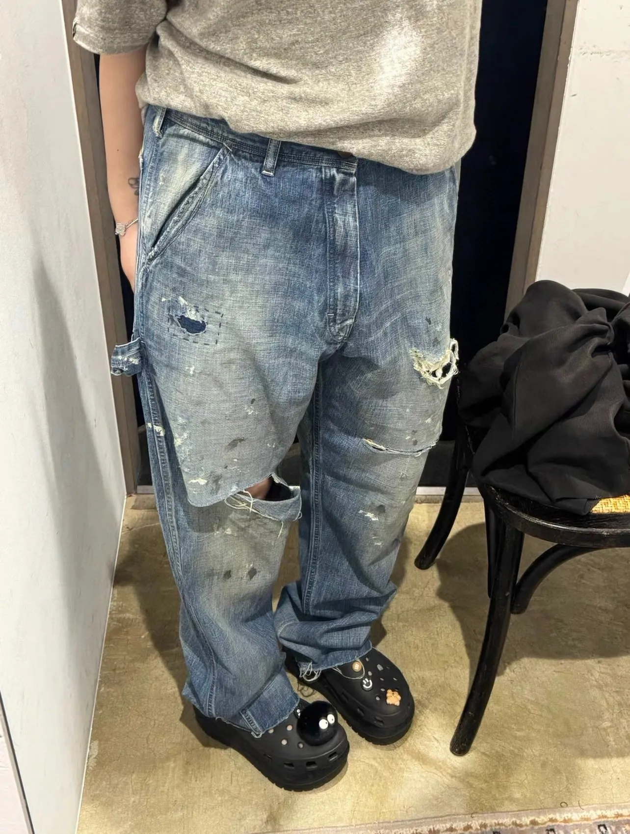 SAINT Mxxxxxx SAINT_DENIM PANTS/PAINTER /BLUE Logging trousers with knife-cut holes and splashed ink. Patch jeans. Blue S-XL. All accessories are molded and customized. Super heavy work. Washed and distressed. Knife-cut holes. Artificial splashed ink graffiti. Authentic version. Loose and stylish.